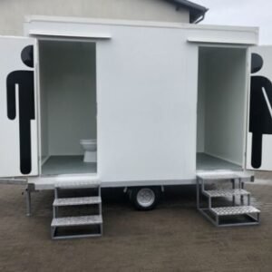 Autonomer Doppel-Sanitäranhänger