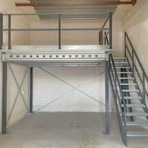 Mezzanine-Lagerplattform 10x10m| Belastbarkeit 500 kg/m² | mit Treppe, Geländer und Übergabepunkt