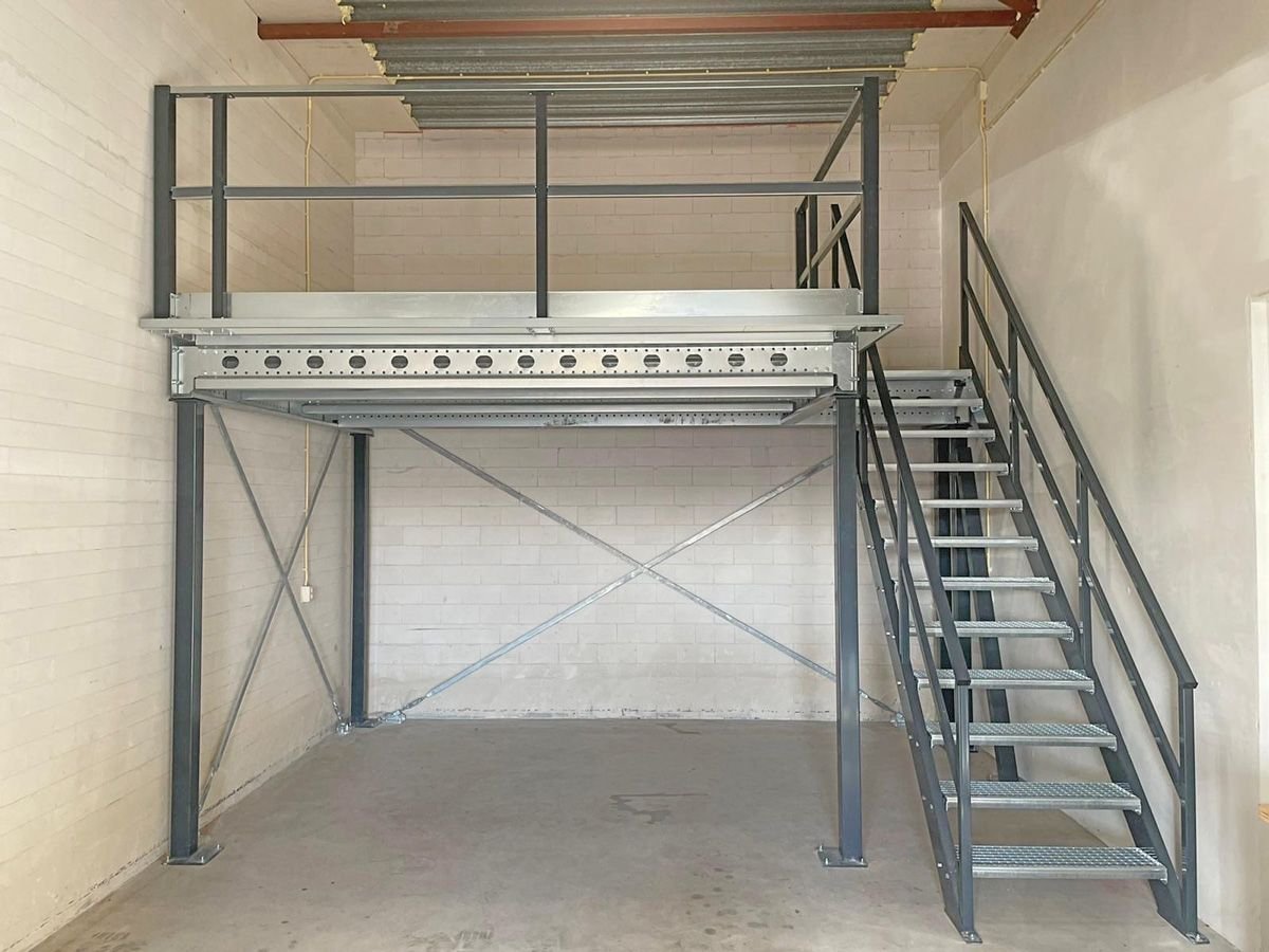 Mezzanine-Lagerplattform 10x10m| Belastbarkeit 500 kg/m² | mit Treppe, Geländer und Übergabepunkt – Bild 2