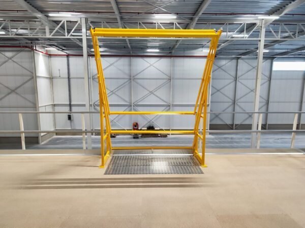 Mezzanine-Lagerplattform 10x10m| Belastbarkeit 500 kg/m² | mit Treppe, Geländer und Übergabepunkt – Bild 3