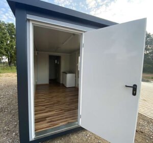 Moderner Container 6×2,40m mit WC, Dusche und Küche – Neu